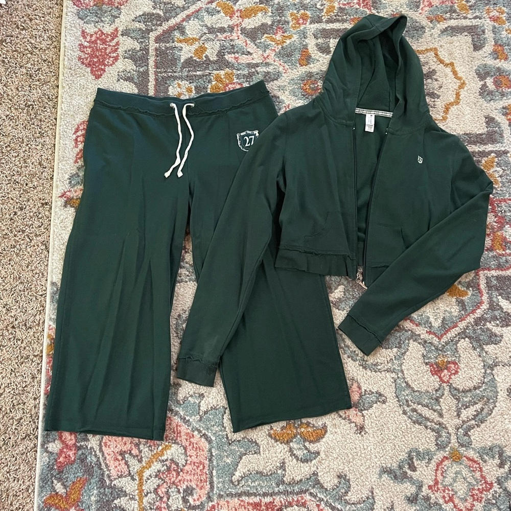 No boundaries green capri lounge track suit. Size med
